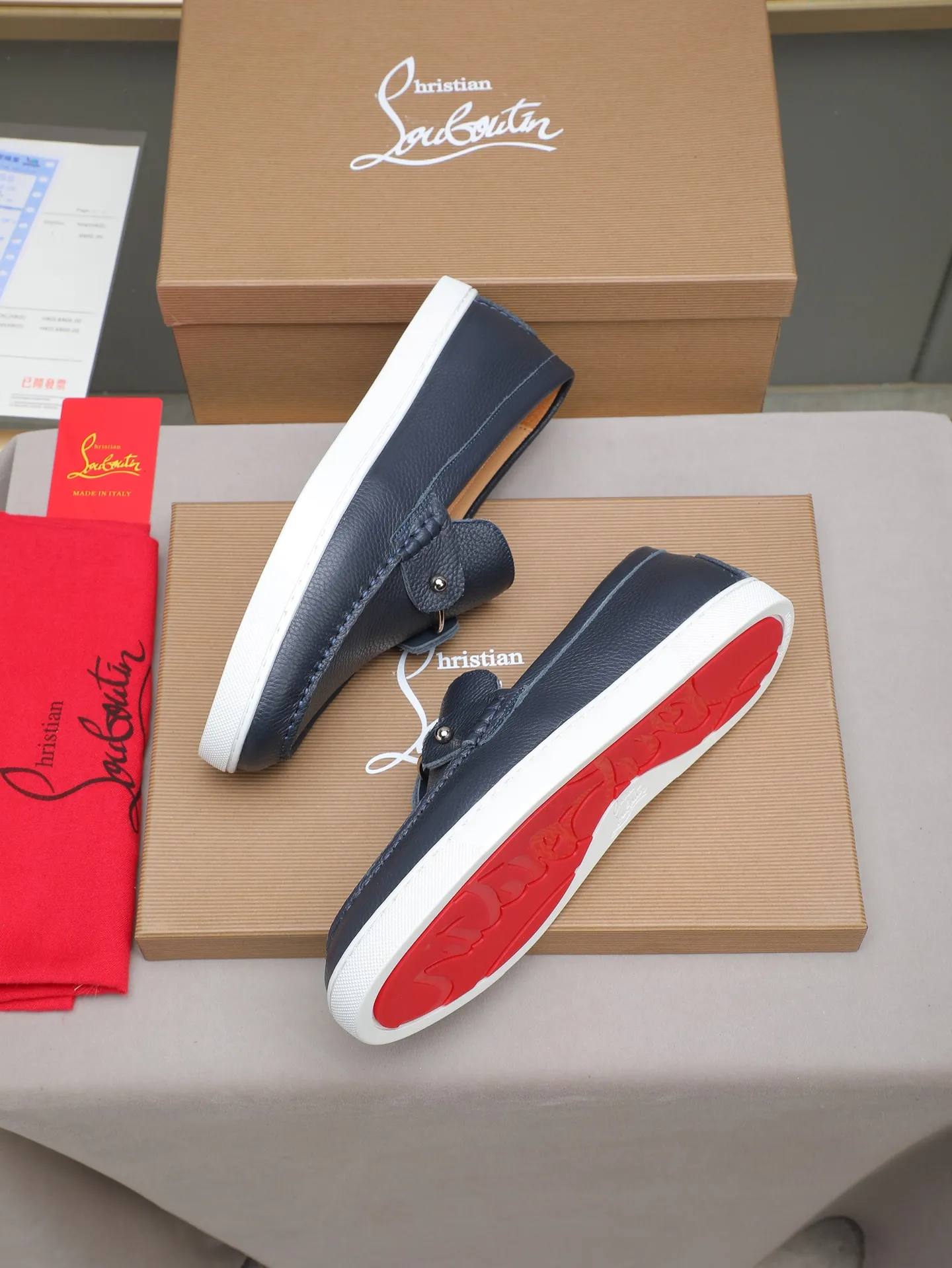 PP480 Christian Louboutin (red-soled shoes) Italian men's casual sneakers are shipped! Each pair of shoes from this Italian handmade shoe brand has a simple and classic design, which is very comfortable and versatile! The upper fabric of this shoe is made of imported cowhide, with high-end and comfortable cowhide lining! The outsole is made of original rubber bottom sheets and is lined with cowhide! Brand-specific mold-opening foot bed, exclusive private mold control! Original box packaging! 39 40 41 42 43 44 (38 45 46 customized)